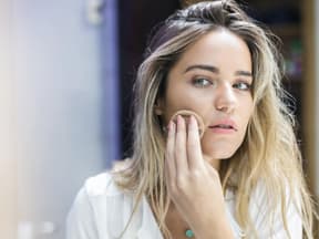Frau mit Make-up-Schwamm