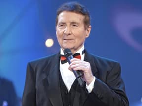 Freddy Quinn mit Mikrofon