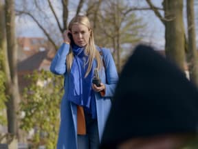 Jessica kommt bei GZSZ an Carlos' Grab und trifft auf dessen Mörderin