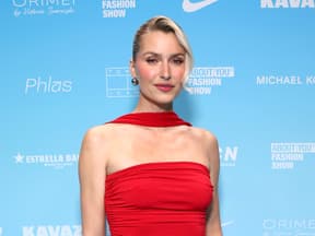Lena Gercke im roten Kleid
