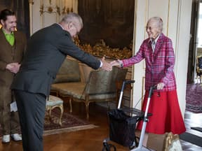 Königin Margrethe mit Rollator bei einem Termin