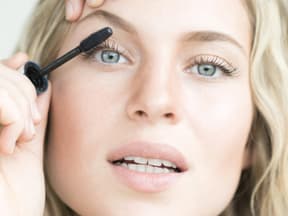 Frau trägt mascara auf