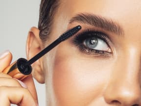 Frau mit Mascara
