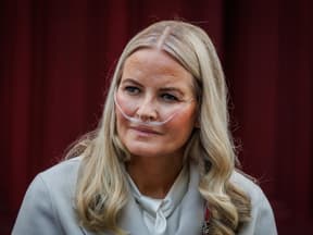 Mette-Marit mit Sauerstoffgerät