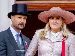 Prinz Haakon und Mette-Marit schauen ernst, während die Prinzessin ein Sauerstoffgerät trägt
