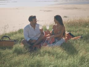 Bachelor Tim Reitz mit Miri am Strand