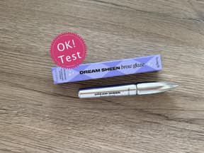 Dream Sheen Brow Glaze auf Holzfläche