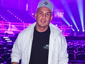 Pietro Lombardi schaut ernst und trägt eine Cap