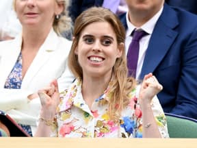 Prinzessin Beatrice lacht im Publikum beim Wimbledon Tennis Championship
