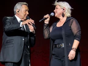Roland Kaiser singt auf der Bühne zusammen mit Christiane Eiben