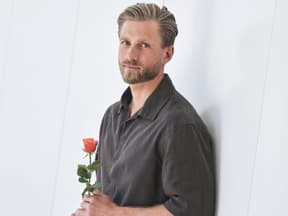Sebastian Paul mit Rose