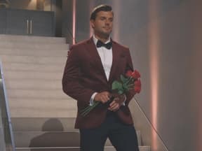Tim Reitz mit Strauß Rosen