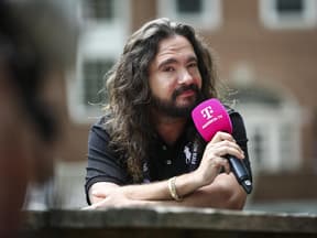 Tom Kaulitz mit MagentaTV-Mikro