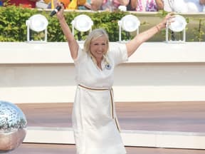 Andrea Kiewel feiert