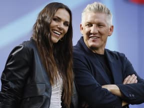 Bastian Schweinsteiger und Esther Sedlaczek lächeln