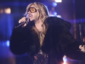 Bill Kaulitz im Pelz-Look am Mikro