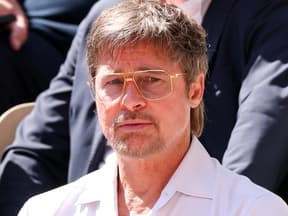 Brad Pitt schaut traurig mit Brille