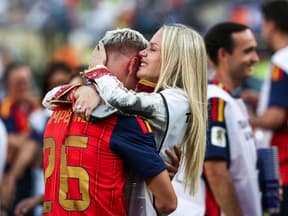 Laura Abla umarmt ihren Freund, Spaniens Fußballer Dani Olmo, nach dem WM-Finale