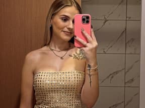 Estefania Wollny macht ein Selfie mit dem Handy