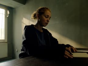 Maria Wedig bei GZSZ als Nina im Gefängnis 