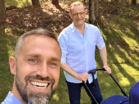 Jens Spahn mit Mann und Kinderwagen
