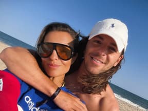Laura Wontorra und Riccardo Basile am Strand