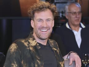 Luke Mockridge lächelt glücklich