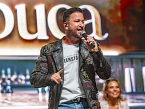 Michael Wendler singt auf der Bühne in ein Mikrofon 