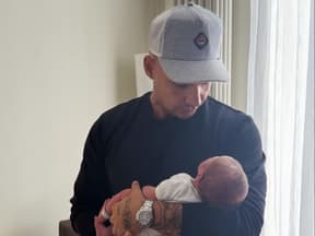 Pietro Lombardi mit Baby auf dem Arm