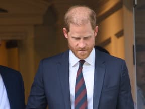 Prinz Harry schaut ernst nach unten 