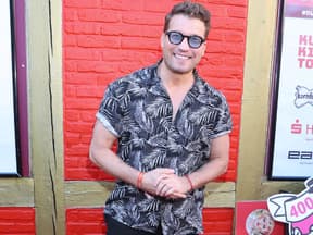 Raúl Richter mit Sonnenbrille auf dem Sommerfest von Olivia Jones in Hamburg