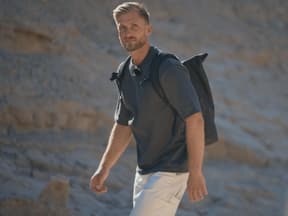 Sebastian Paul mit Rucksack