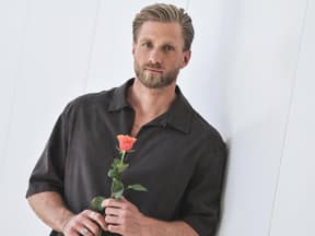 Sebastian Paul mit Rose