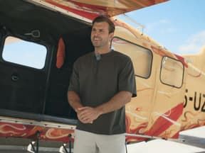 Tim Reitz vor Flugzeug
