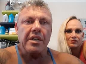 Andreas und Caro Robens schauen ernst in die Kamera