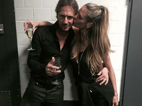 Heidi gibt Thomas einen Kuss auf die Wange