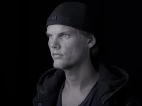 Avicii ernst, Schwarz-Weiß-Foto