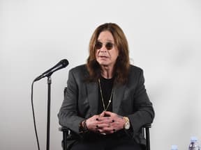Ozzy Osbourne auf Stuhl mit Mikro