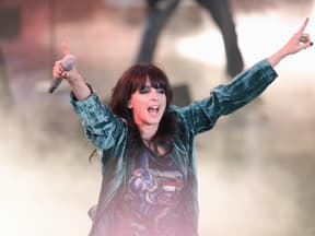 Nena jubelt mit Mikrofon in den Händen