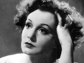 Zarah Leander in Schwarzweiß: Potrait, auf dem sie traurig in die Ferne schaut