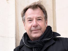 Patrick Lindner vor einer Säule, lächelt leicht