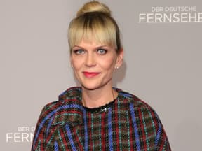 Anna Loos lächelt mit Dutt