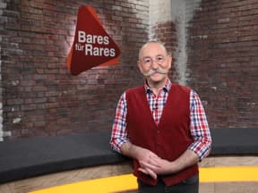 Horst Lichter vor dem "Bares für Rares"-Logo