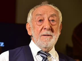 Dieter Hallervorden schaut nach vorne und sieht geschockt aus