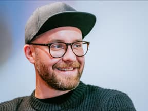 Mark Forster lächelt beseelt