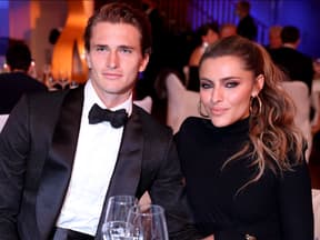 Alex Zverev und Sophia Thomalla sitzen nebeneinander