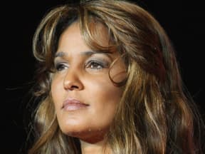Dieter Bohlen und Nadja abd el Farrag stehen neben Pferden auf einer Wiese