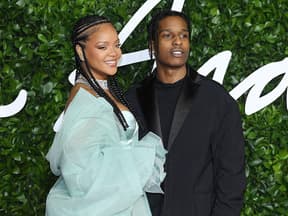 Rihanna und A$AP Rocky vor grünem Hintergrund