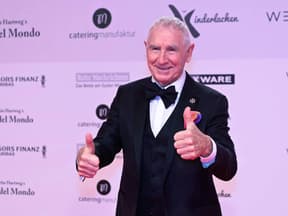 Frédéric Prinz von Anhalt zeigt Daumen nach oben