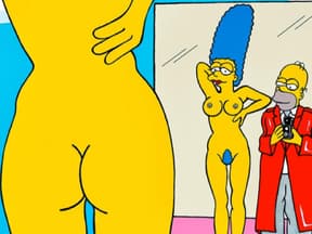 Marge Simpson ganz nackt neben ihrem Mann Homer Simpson 